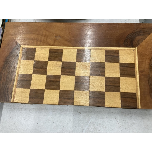 922 - A FOLDING CHESS/DRAUGHTS BOARD WITH DRUGHTS COUNTERS AND DICE