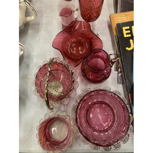 924 - A COLLECTION OF CRANBERRY GLASS TO INCLUDE BOWLS, JUGS, GLASSES, ETC