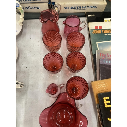 924 - A COLLECTION OF CRANBERRY GLASS TO INCLUDE BOWLS, JUGS, GLASSES, ETC