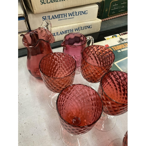 924 - A COLLECTION OF CRANBERRY GLASS TO INCLUDE BOWLS, JUGS, GLASSES, ETC