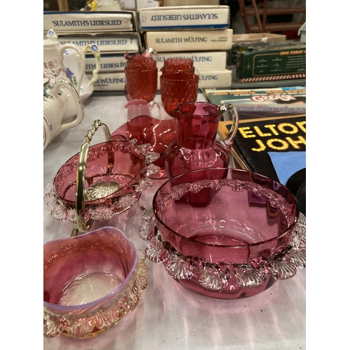 924 - A COLLECTION OF CRANBERRY GLASS TO INCLUDE BOWLS, JUGS, GLASSES, ETC