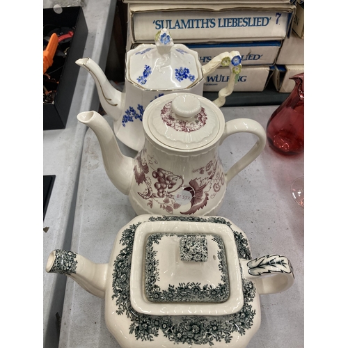 925 - A QUANTITY OF VINTAGE TEAPOTS TO INCLUDE DUCHESS, JOHNSON BROS., ROYAL STAFFORD, ETC