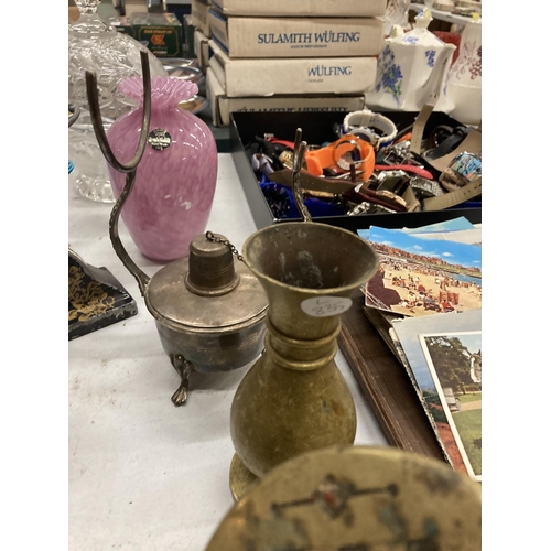 932 - A MIXED LOT TO INCLUDE GLASSWARE, BRASS AND A VINTAGE STAMP EMBOSSER