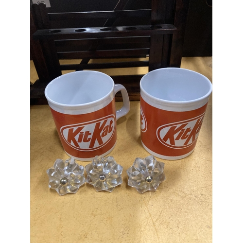 942 - A MIXED LOT TO INCLUDE TWO KITKAT MUGS, CARRIAGE CLOCK, DOOR KNOBS, ELECTRICAL ENGINEERS REFERENCEM ... 