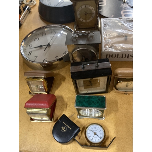 945 - A QUANTITY OF CLOCKS TO INCLUDE VINTAGE TRAVEL ALARM CLOCKS, WALL CLOCKS AND CARRIAGE CLOCKS