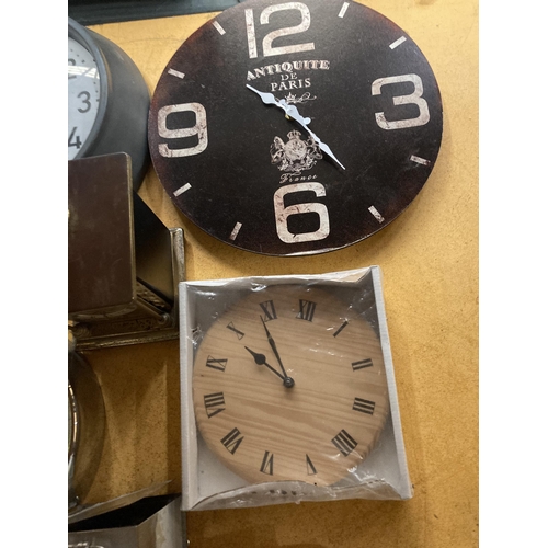 945 - A QUANTITY OF CLOCKS TO INCLUDE VINTAGE TRAVEL ALARM CLOCKS, WALL CLOCKS AND CARRIAGE CLOCKS