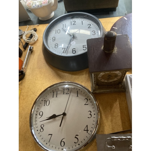 945 - A QUANTITY OF CLOCKS TO INCLUDE VINTAGE TRAVEL ALARM CLOCKS, WALL CLOCKS AND CARRIAGE CLOCKS