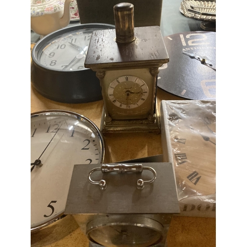 945 - A QUANTITY OF CLOCKS TO INCLUDE VINTAGE TRAVEL ALARM CLOCKS, WALL CLOCKS AND CARRIAGE CLOCKS