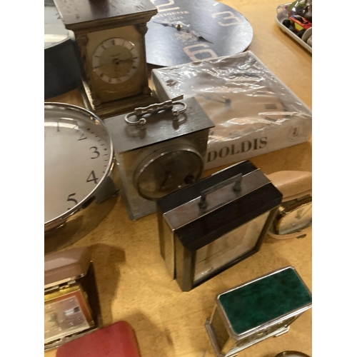 945 - A QUANTITY OF CLOCKS TO INCLUDE VINTAGE TRAVEL ALARM CLOCKS, WALL CLOCKS AND CARRIAGE CLOCKS