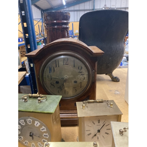 950 - A QUANTITY OF CLOCKS TO INCLUDE A CASED MAHOGANY MANTLE CLOCK AND VARIOUS CARRIAGE CLOCKS TO INCLUDE... 