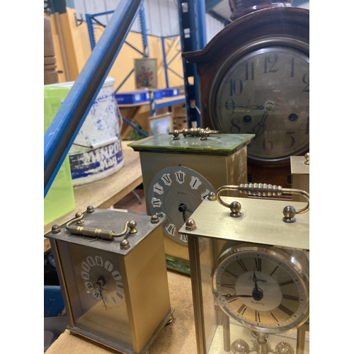 950 - A QUANTITY OF CLOCKS TO INCLUDE A CASED MAHOGANY MANTLE CLOCK AND VARIOUS CARRIAGE CLOCKS TO INCLUDE... 