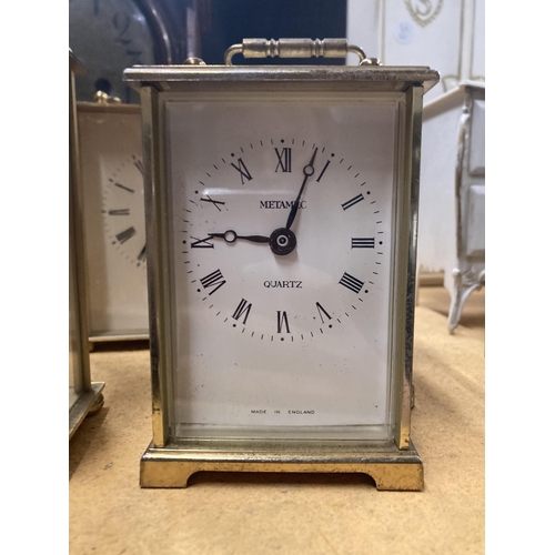 950 - A QUANTITY OF CLOCKS TO INCLUDE A CASED MAHOGANY MANTLE CLOCK AND VARIOUS CARRIAGE CLOCKS TO INCLUDE... 