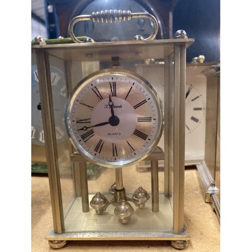 950 - A QUANTITY OF CLOCKS TO INCLUDE A CASED MAHOGANY MANTLE CLOCK AND VARIOUS CARRIAGE CLOCKS TO INCLUDE... 