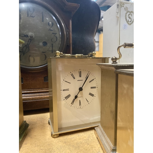 950 - A QUANTITY OF CLOCKS TO INCLUDE A CASED MAHOGANY MANTLE CLOCK AND VARIOUS CARRIAGE CLOCKS TO INCLUDE... 