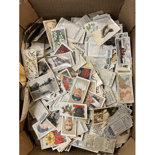 956 - A LARGE QUANTITY OF CIGARETTE CARDS AND ALBUMS TO INCLUDE MILITARY UNIFORMS OF THE BRITISH EMPIRE OV... 