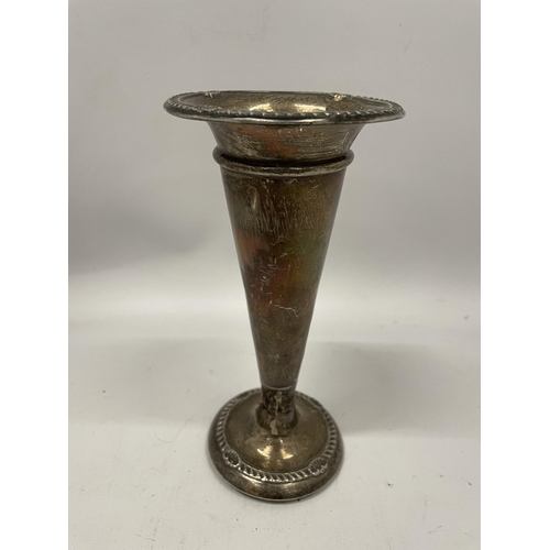 56 - A BIRMINGHAM HALLMARKED SILVER BUD / POSY VASE