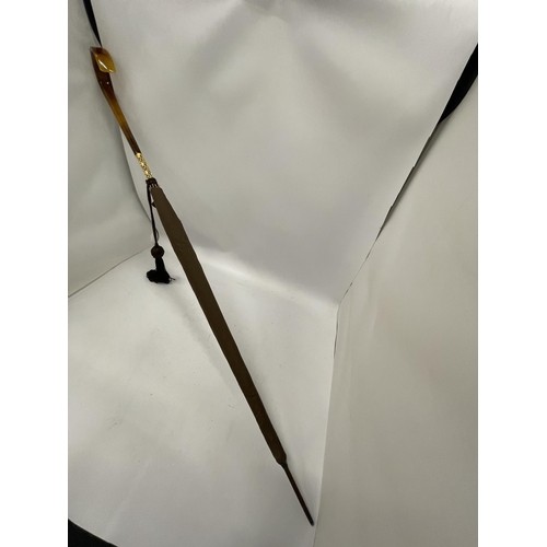 58 - A VINTAGE PARASOL WITH DECORATIVE YELLOW METAL FERRULE AND AMBER EFFECT HANDLE