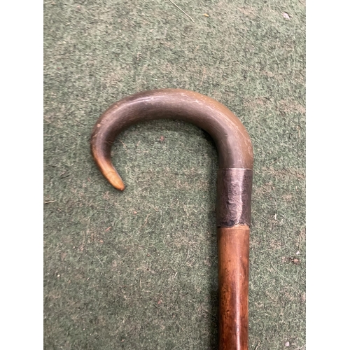 76 - A VINTAGE HORN EFFECT HANDLED WALKING STICK WITH SILVER FERRULE