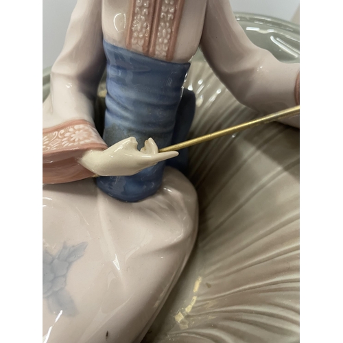 84 - A LARGE LLADRO 1383 'RICKSHAW RIDE' FIGURE GROUP ON BASE, (LADIES THUMB A/F)