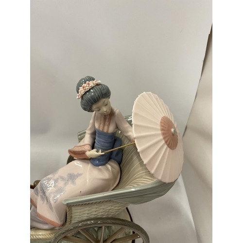 84 - A LARGE LLADRO 1383 'RICKSHAW RIDE' FIGURE GROUP ON BASE, (LADIES THUMB A/F)