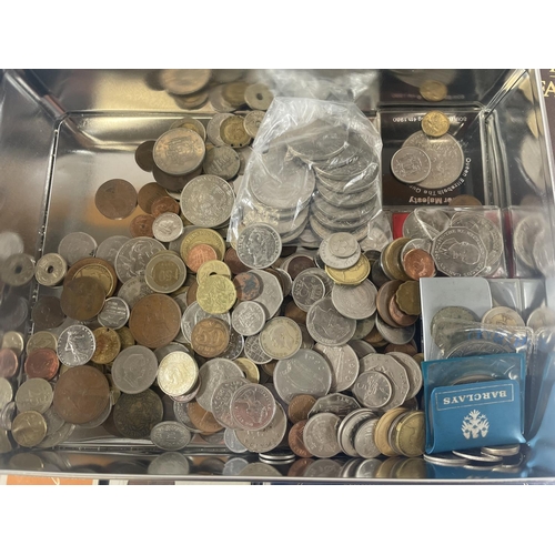 377 - TIN CONTAINING AN ASSORTMENT OF WORLD COINS AND BANKNOTES , TO INCLUDE CHINA , FALKLANDS , IOM