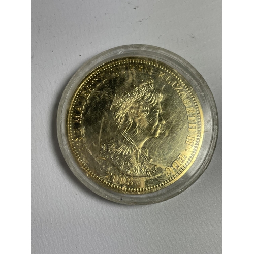 464 - A SILVER GILT 2008 £5 COIN DEPICTING GEORGE AND THE DRAGON WITH RUBIES