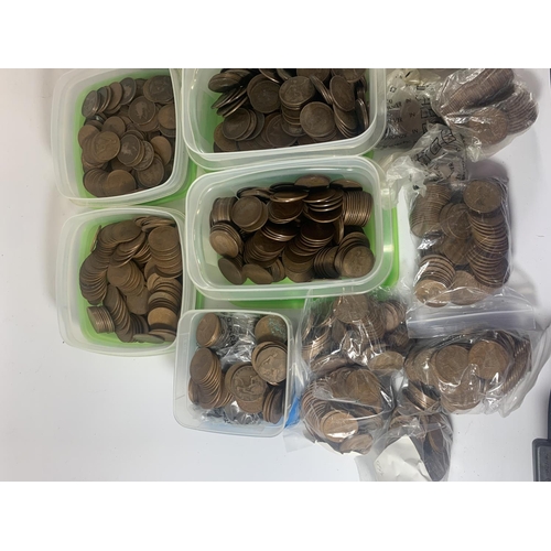 498A - A VERY LARGE QUANTITY OF UK COPPER PENNIES MANY QUEEN VICTORIA TOTAL WEIGHT IS 30KG