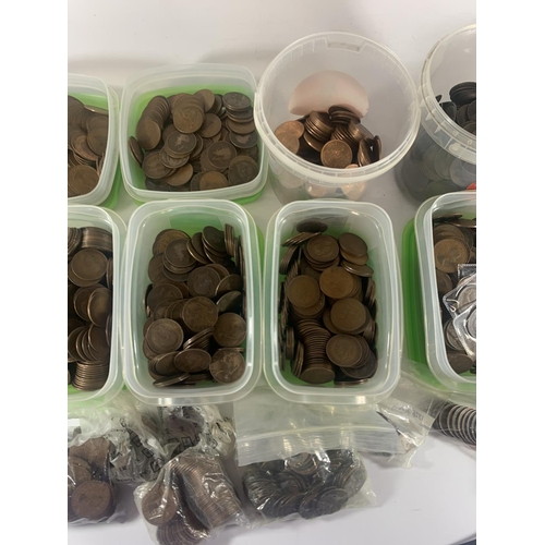 498A - A VERY LARGE QUANTITY OF UK COPPER PENNIES MANY QUEEN VICTORIA TOTAL WEIGHT IS 30KG