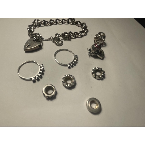 539 - VARIOUS SILVER ITEMS TO INCLUDE A BRACELET, TWO RINGS AND VARIOUS CHARMS