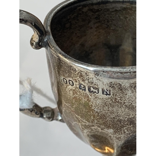 628 - A SMALL HALLMARKED BIRMINGHAM SILVER CUP