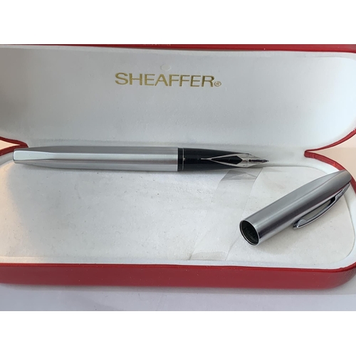 635 - A SHEAFFER FOUNTAIN PEN IN A PRESENTATION BOX