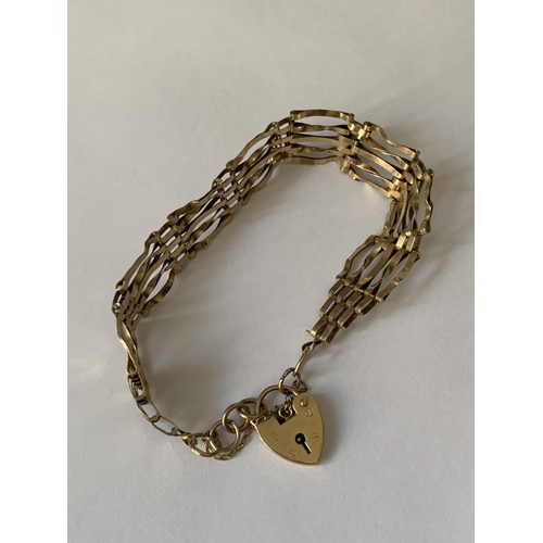 674 - A 9 CARAT GOLD FIVE BAR GATE BRACELET WITH HEART SHAPED CLASP GROSS WEIGHT 8.95 GRAMS