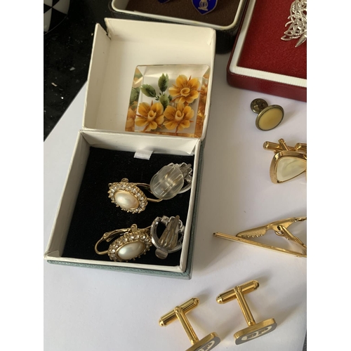 677 - VARIOUS ITEMS TO INCLUE GOLD ON SILVER CUFFLINKS, FURTHER CUFFLINKS, TIE PINS, EARRINGS, MONET BROOC... 