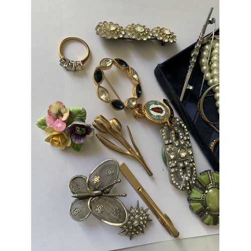 681 - A QUANTITY OF COSTUME JEWELLERY TO INCLUDE BROOCHES, PEARLS AND A SILVER RING ETC