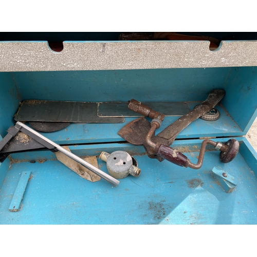 1765 - A VINTAGE WOODEN JOINERS CHEST WITH AN ASSORTMENT OF TOOLS TO INCLUDE A BRACE DRILL AND AN AXE ETC