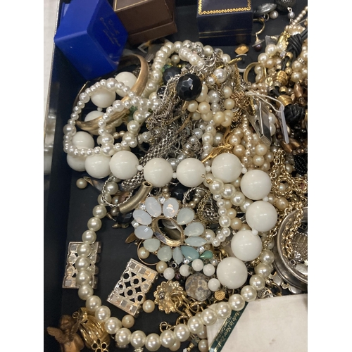 1011 - A QUANTITY OF COSTUME TO INCLUDE PEARLS, NECKLACES, EARRINGS, ETC