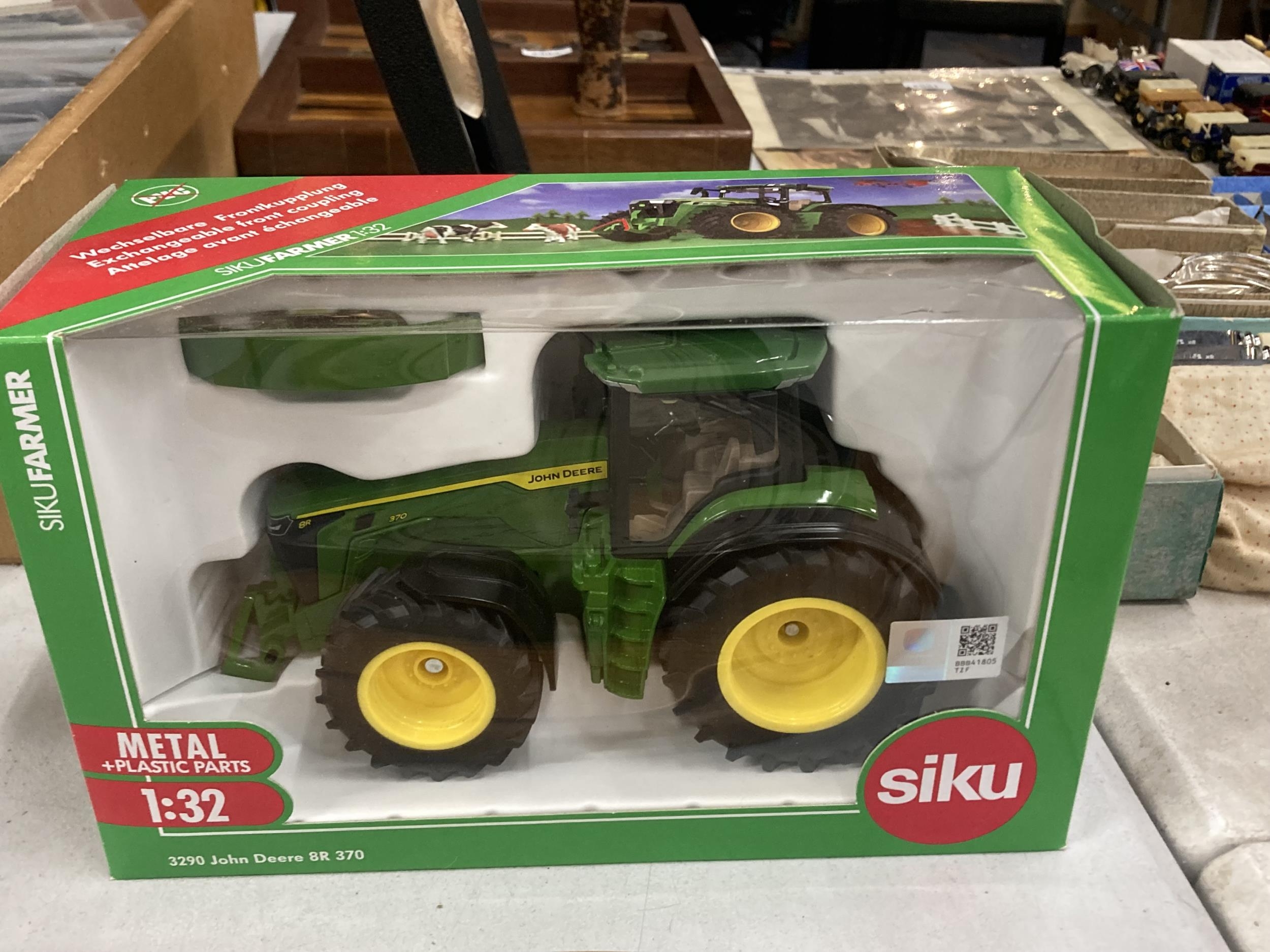 Siku 3290 Siku 3290 tracteur John Deere 8R 370 (1:32