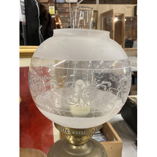 1020 - A VINTAGE OIL LAMP WITH FROSTED AND ETCHED SHADE AND GLASS CHIMNEY