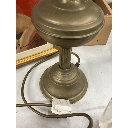 1020 - A VINTAGE OIL LAMP WITH FROSTED AND ETCHED SHADE AND GLASS CHIMNEY