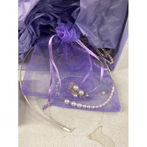 1022 - A SMALL QUANTITY OF COSTUME JEWELLERY TO INCLUDE A HEADBAND WITH PEARL AND DIAMANTE DECORATION