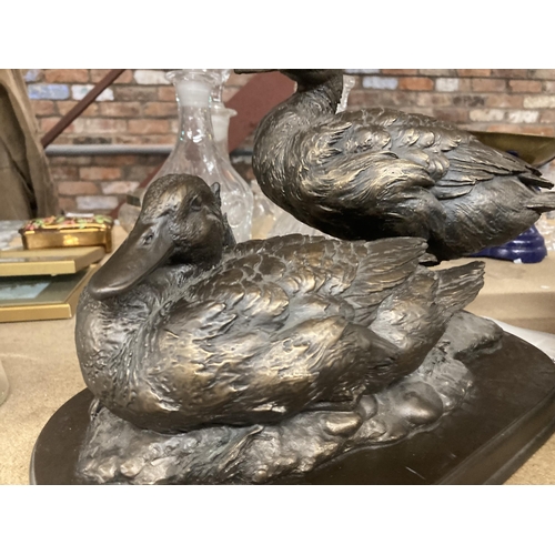 1029 - A LEONARDO COLLECTION RESIN FIGURE OF TWO DUCKS ON STAND