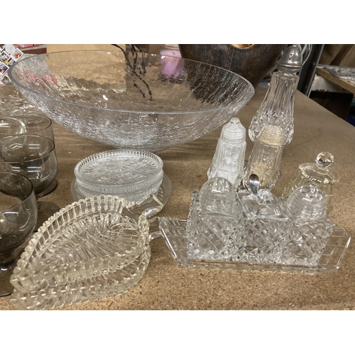 1031 - A QUANTITY OF GLASSWARE TO INCLUDE CRUET SET, GLASSES, LARGE BOWL, NIBBLE DISHES, ETC.,