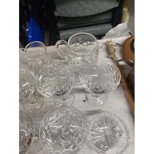 1040 - A QUANTITY OF GLASSWARE TO INCLUDE DESSERT BOWLS, SUGAR BOWLS, JUGS AND TRAY