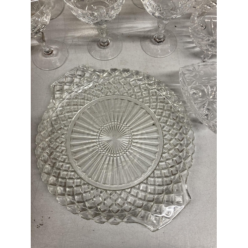 1040 - A QUANTITY OF GLASSWARE TO INCLUDE DESSERT BOWLS, SUGAR BOWLS, JUGS AND TRAY