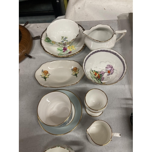 1042 - A QUANTITY OF COLLECTABLES TO INCLUDE A FRANZ DRAGONFLY SPOON, MINTON MILK & SUGAR BOWLS, ROYAL WORC... 