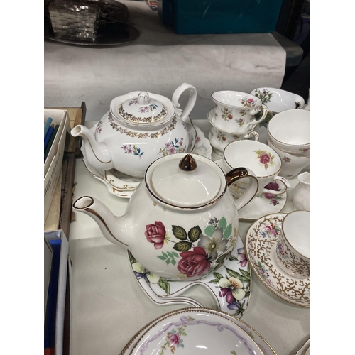 1047 - A LARGE QUANTITY OF COLLECTABLE CERAMICS TO INCLUDE A ROYAL GRAFTON TEAPOT, QUEEN ANNE 