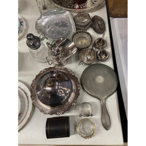 1048 - A LARGE QUANTITY OF SILVER PLATE TO INCLUDE A BUTTER DISH, MIRROR, FLOUR SHAKER, TRAY, NAPKINS, ETC.... 