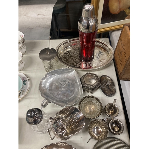 1048 - A LARGE QUANTITY OF SILVER PLATE TO INCLUDE A BUTTER DISH, MIRROR, FLOUR SHAKER, TRAY, NAPKINS, ETC.... 