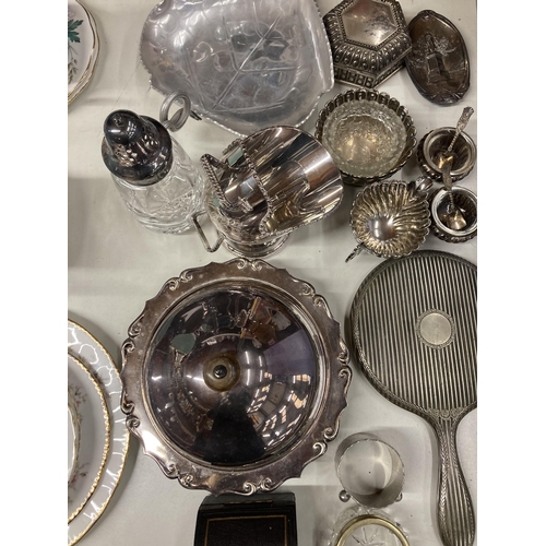 1048 - A LARGE QUANTITY OF SILVER PLATE TO INCLUDE A BUTTER DISH, MIRROR, FLOUR SHAKER, TRAY, NAPKINS, ETC.... 