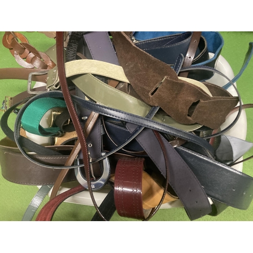 1050 - A LARGE QUANTITY OF BELTS TO INCLUDE LEATHER